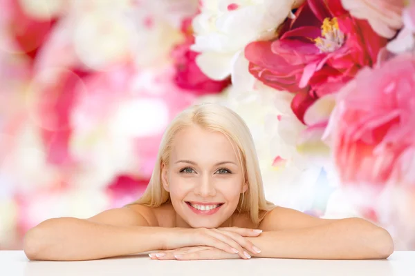 Viso pulito e spalle di bella giovane donna — Foto Stock