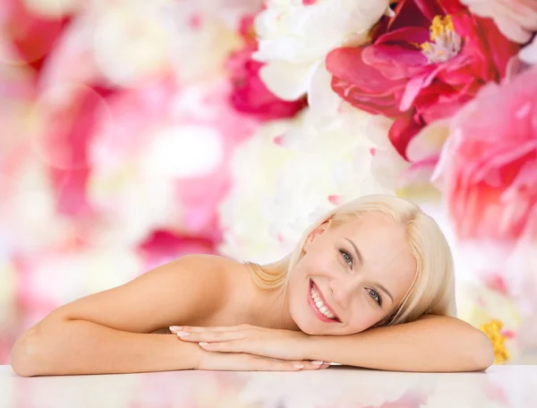 Clean face and shoulders of beautiful young woman — Stock Photo, Image