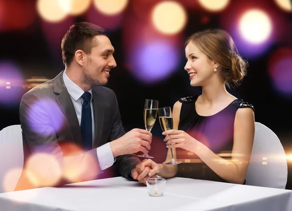 Par med glas champagne på restaurang — Stockfoto