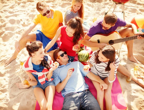 Grupo de amigos divirtiéndose en la playa — Foto de Stock