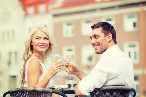 Sorrindo casal beber vinho no café — Fotografia de Stock