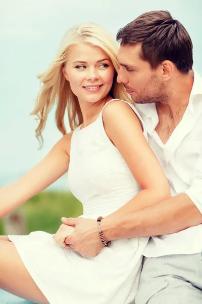 Casal sorridente à beira-mar — Fotografia de Stock