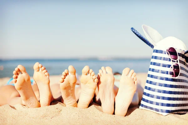 Tres mujeres tiradas en la playa — Foto de Stock