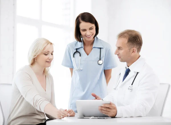 Arzt und Krankenschwester mit Patient im Krankenhaus — Stockfoto