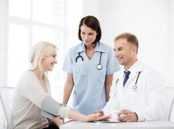 Doctor and patient in hospital — Stock Photo, Image