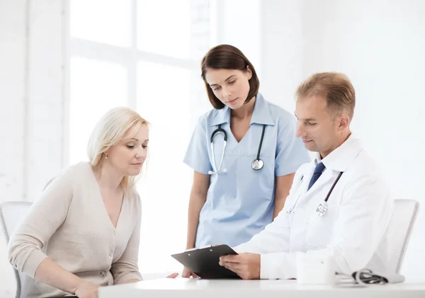 Médico con paciente en el hospital — Foto de Stock