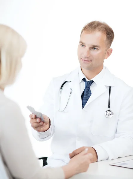 Arzt gibt Patienten im Krankenhaus Tabletten — Stockfoto