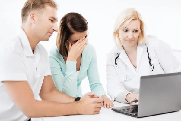 Médico con pacientes en el hospital — Foto de Stock