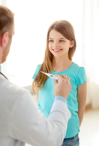 Doctor masculino con temperatura de medición del niño —  Fotos de Stock