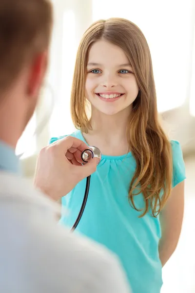 Male doctor with stethoscope listening to child — Stock Photo, Image