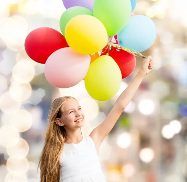 Ευτυχισμένος κορίτσι με πολύχρωμα μπαλόνια — Φωτογραφία Αρχείου