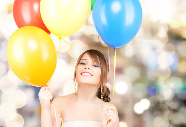 Ευτυχισμένος κορίτσι εφηβικής με μπαλόνια — Φωτογραφία Αρχείου