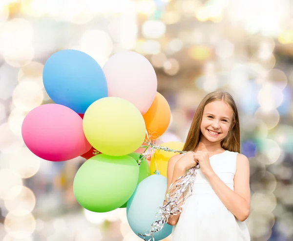 Šťastná dívka s barevnými balónky — Stock fotografie