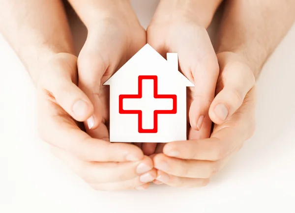 Ręce, trzymając papier domu z Czerwonego Krzyża — Zdjęcie stockowe