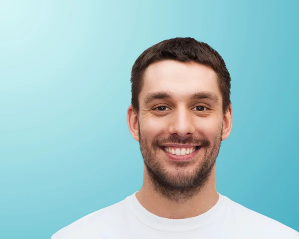 Retrato de homem bonito jovem sorridente — Fotografia de Stock