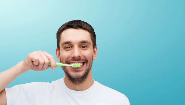 Jovem sorridente com escova de dentes — Fotografia de Stock