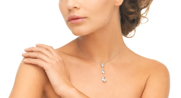 Mujer con collar de diamantes brillante — Foto de Stock