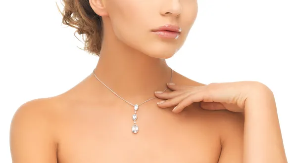 Donna che indossa ciondolo diamante lucido — Foto Stock