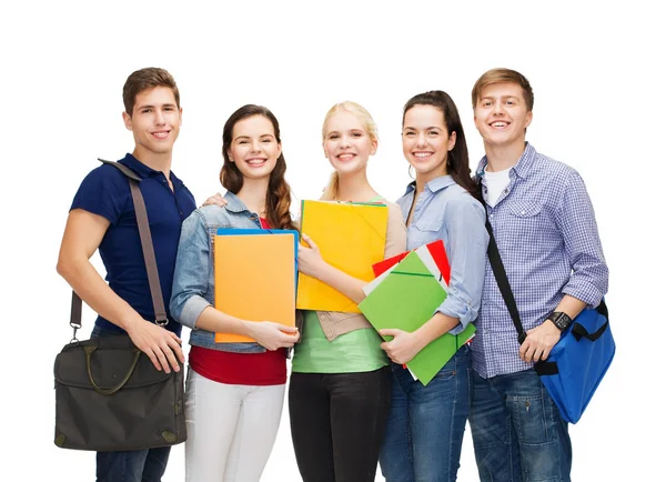 Grupp leende studenter står — Stockfoto