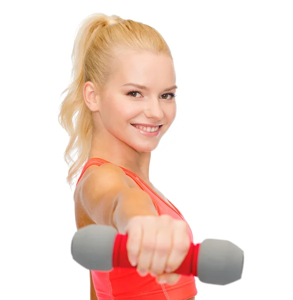 Lachende mooie sportieve vrouw met dumbbell — Stockfoto