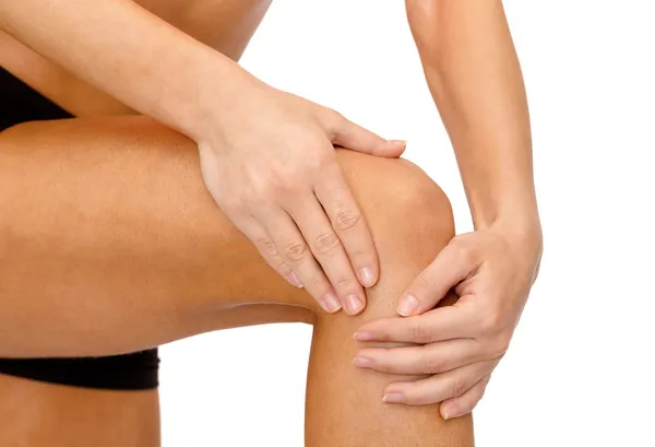 Zblízka ženské ruce držící koleno — Stock fotografie