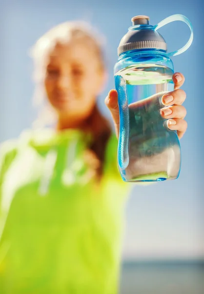 Femme montrant une bouteille d'eau — Photo