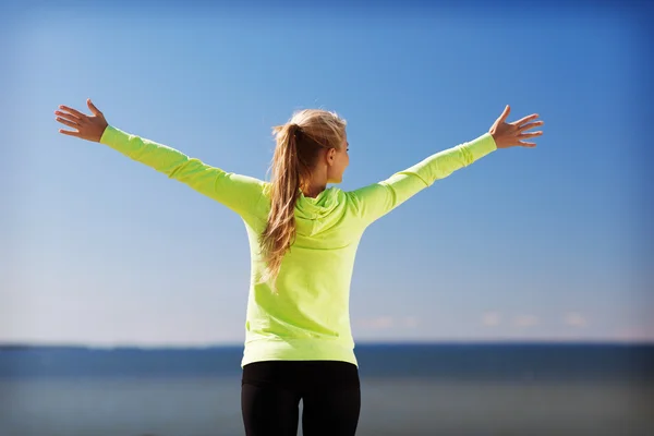 Mujer haciendo deportes al aire libre — Foto de Stock