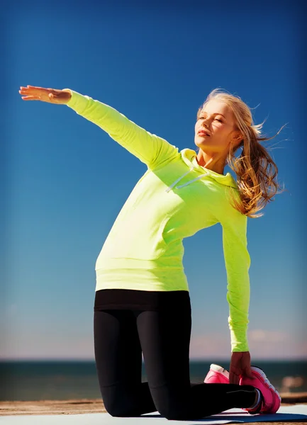 Woman doing sports outdoors — Stock Photo, Image