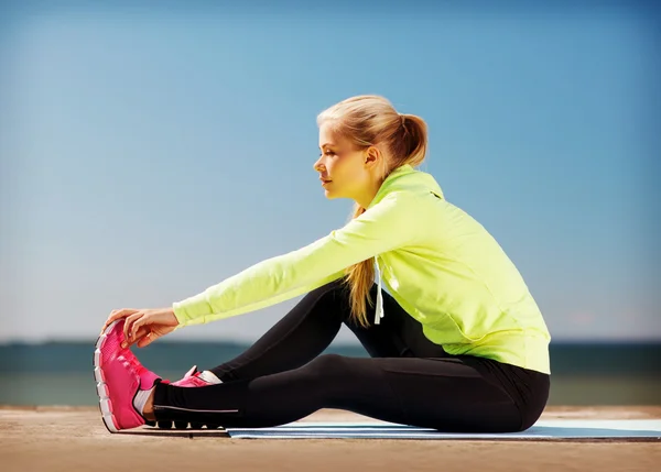 Femme faisant du sport à l'extérieur — Photo