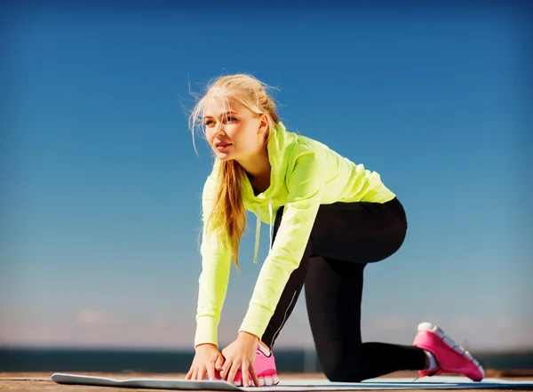 Femme faisant du sport à l'extérieur — Photo