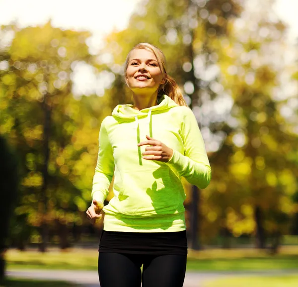Kobieta jogging na świeżym powietrzu — Zdjęcie stockowe