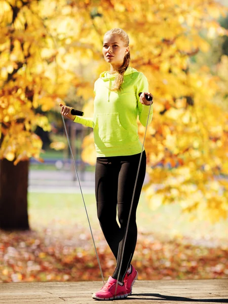 Woman doing sports outdoors — Stock Photo, Image