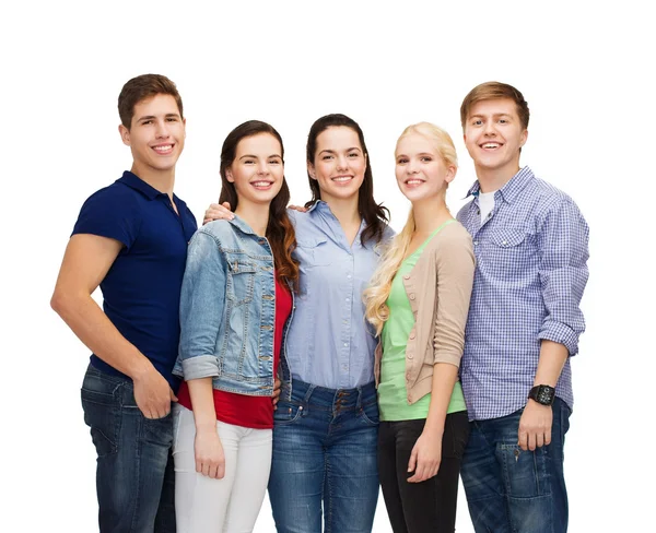 Группа улыбающихся студентов стоя — стоковое фото