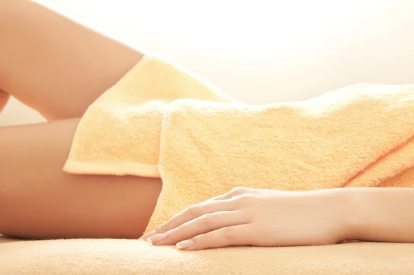 Female hands and legs in spa salon — Stock Photo, Image