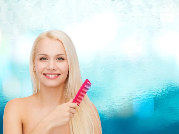 Mulher sorridente com escova de cabelo — Fotografia de Stock