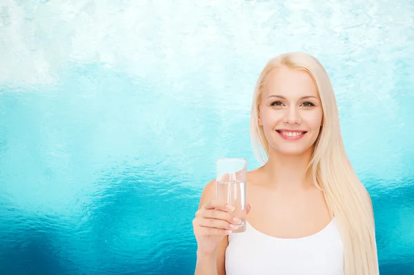 Jonge lachende vrouw met glas water — Stockfoto