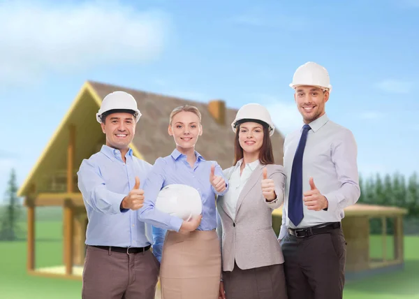 Equipe de negócios feliz no escritório mostrando polegares para cima — Fotografia de Stock