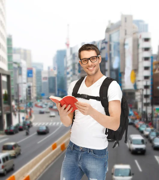 Estudante viajante com mochila e livro — Fotografia de Stock