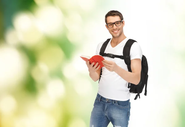 Estudante viajante com mochila e livro — Fotografia de Stock