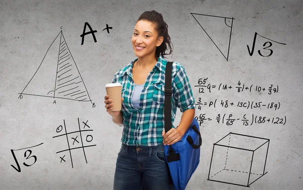 Estudiante sonriente con bolsa y tomar taza de café —  Fotos de Stock