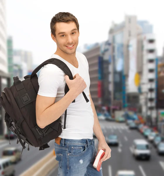 Estudiante viajero con mochila y libro — Foto de Stock