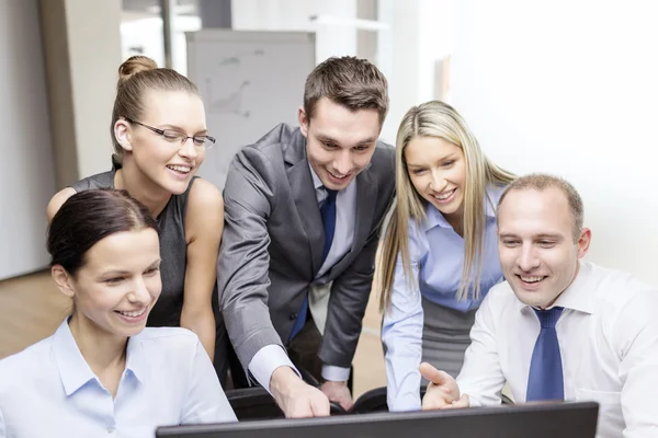 Business team met monitor die discussie — Stockfoto