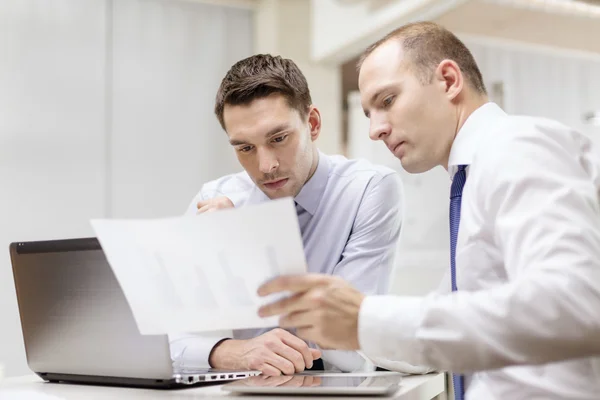Two businessmen having discussion in office — Stock Photo, Image