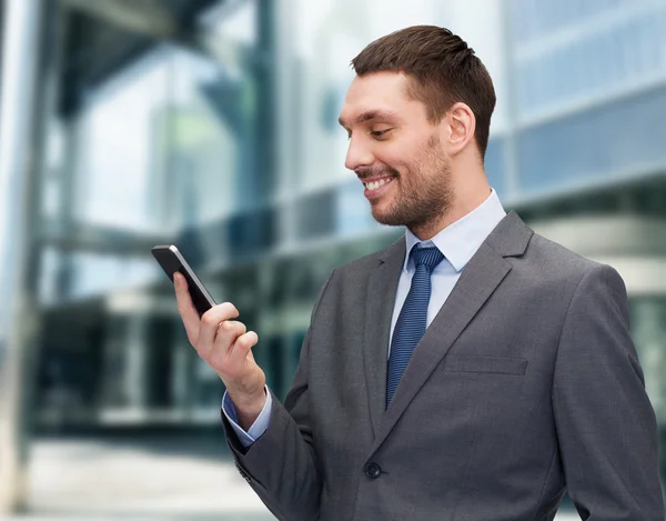 Giovane uomo d'affari sorridente con smartphone — Foto Stock