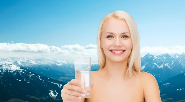 Jonge lachende vrouw met glas water — Stockfoto