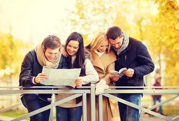 Paare mit Touristenkarte im Herbstpark — Stockfoto