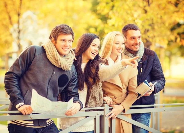 Couples with tourist map in autumn park — Stock Photo, Image