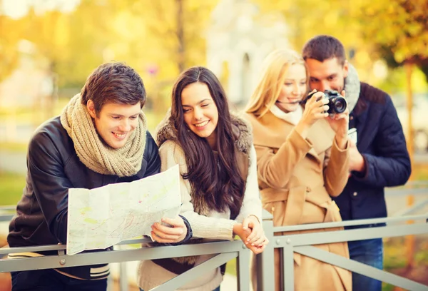 Couples with tourist map and camera in autumn park — Stock Photo, Image