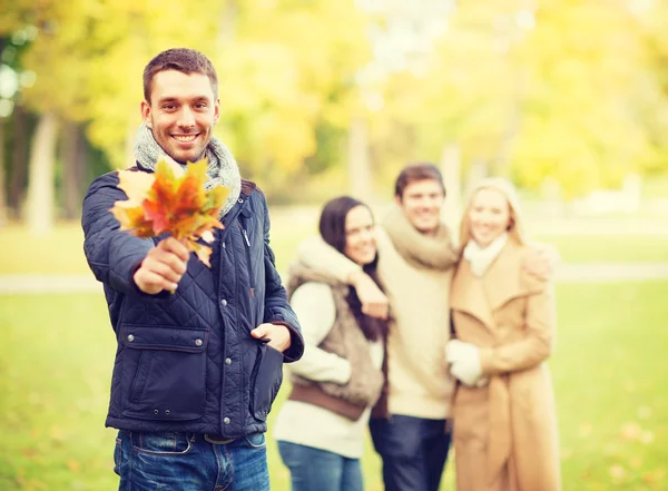 Groep vrienden met plezier in herfst park — Stockfoto