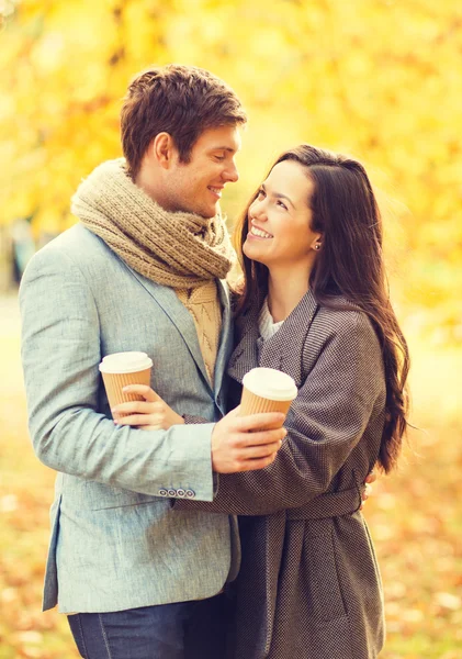 Pareja romántica en el parque de otoño — Foto de Stock